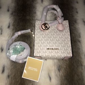 😘price is firm😍michael kors crossbody